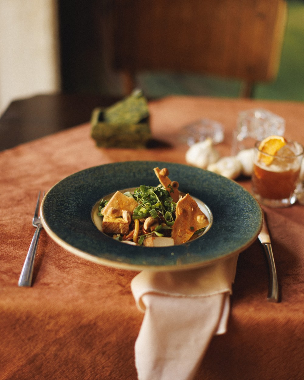 Szójás udon tészta füstölt tofuval, piritott zöldségekkel és kesudióval